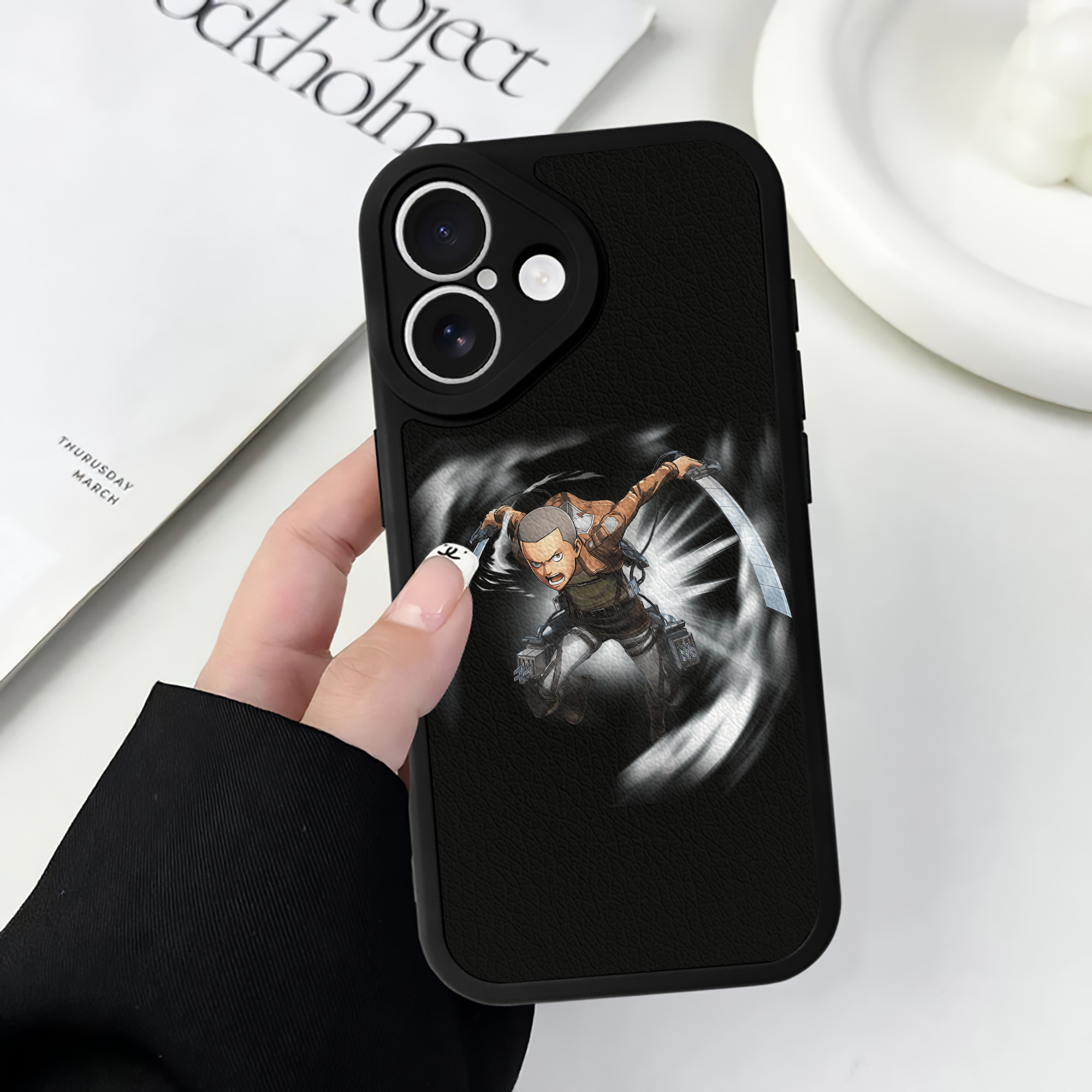 （画像用） 進撃の巨人 コニー·スプリンガー Attack on Titan Connie Springer 【iPhone 16シリーズ対応】シリコンスマホケース（レザー調） 材質：シリコン